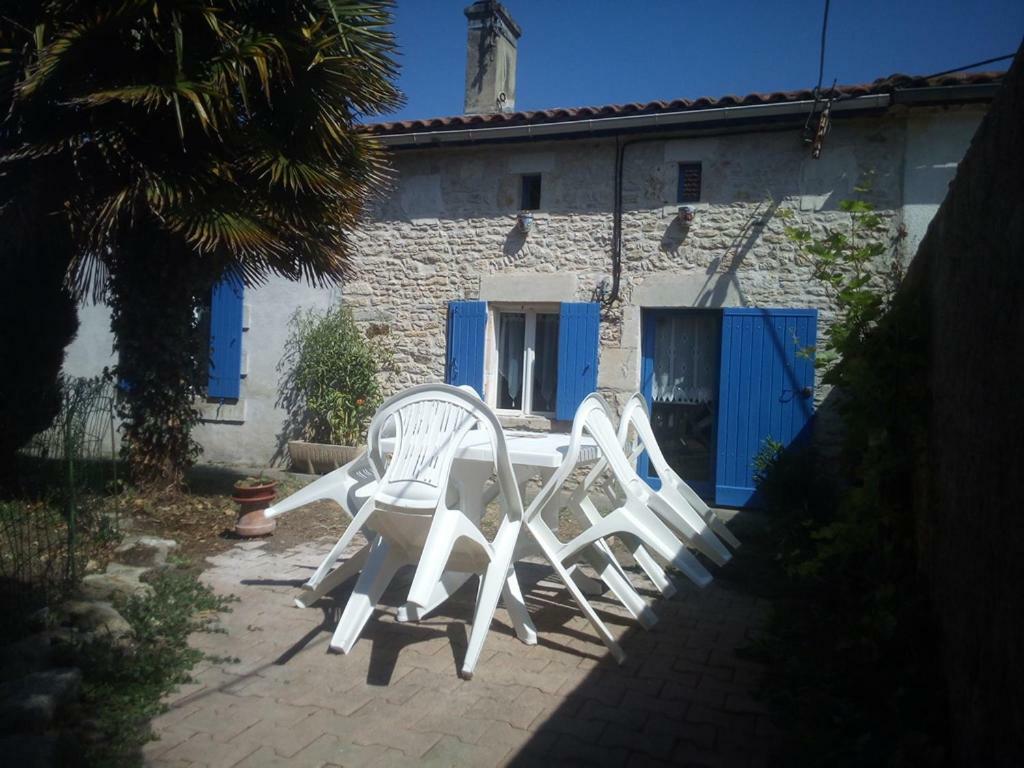 La Maison Bleue Saint-Ciers-sur-Gironde Exterior photo